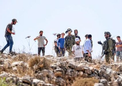 مستوطنون يسرقون بوابة ومضخة مياه وخزانات في ابو انجيم شرق بيت لحم