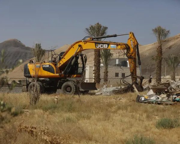 الاحتلال يهدم بيوتاً بلاستيكية ويردم آباراً ارتوازية في بيت أمر شمال الخليل