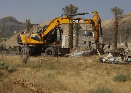 الاحتلال يهدم بيوتاً بلاستيكية ويردم آباراً ارتوازية في بيت أمر شمال الخليل