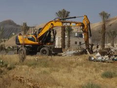 الاحتلال يهدم بيوتاً بلاستيكية ويردم آباراً ارتوازية في بيت أمر شمال الخليل