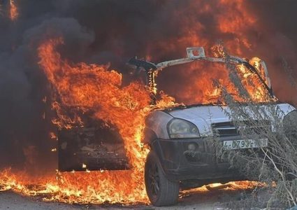 مستوطنون يحرقون مركبتين في بيتا جنوب نابلس
