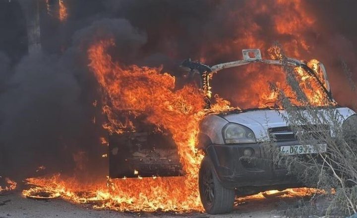 مستوطنون يحرقون مركبتين في بيتا جنوب نابلس