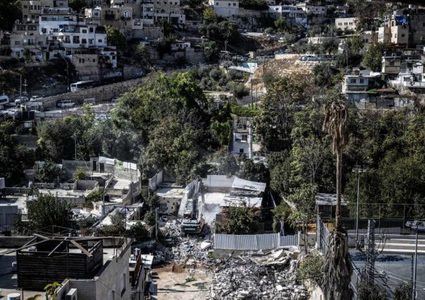 الاحتلال يهدم عمارة سكنية في حي البستان ببلدة سلوان جنوب المسجد الأقصى