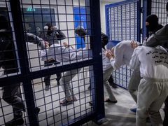 مركز فلسطين: 500 حالة اعتقال خلال أغسطس بينهم 31 قاصرًا و11 امرأة