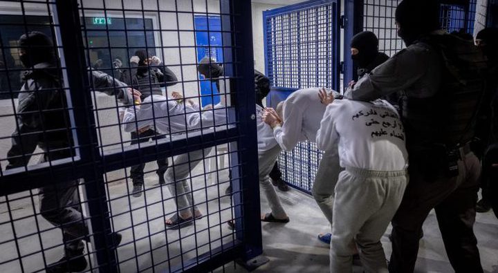 مركز فلسطين: 500 حالة اعتقال خلال أغسطس بينهم 31 قاصرًا و11 امرأة