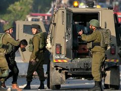 الاحتلال يعتقل 22 مواطنا بالضفة ويفجر منشأة بنابلس
