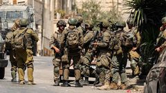 جيش الاحتلال يقتحم إذنا غرب الخليل ويحتجز نحو 30 مواطنا