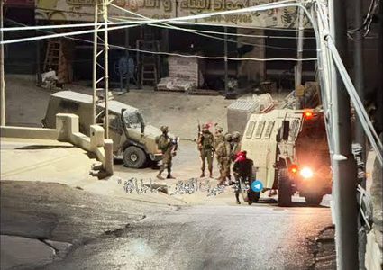قوات الاحتلال تقتحم كفر مالك وتداهم منازل وتعتدي بالضرب على مواطن