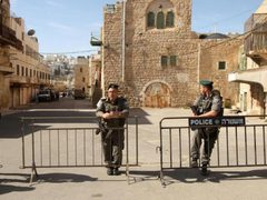 الاحتلال يعتقل شابا ويبعد مواطنين عن القدس والأقصى