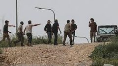 مستوطنوو ينصبون خيمة ويهاجمون منزلاً في أم صفا