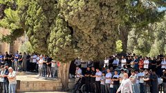 عشرات الآلاف يؤدون صلاة الجمعة في المسجد الأقصى المبارك