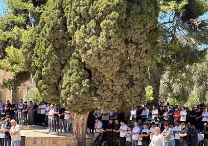 عشرات الآلاف يؤدون صلاة الجمعة في المسجد الأقصى المبارك