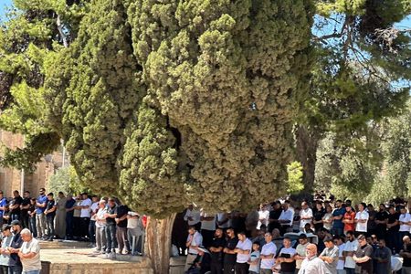 عشرات الآلاف يؤدون صلاة الجمعة في المسجد الأقصى المبارك