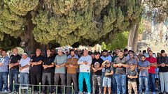 عشرات الآلاف يؤدون صلاة الجمعة في المسجد الأقصى المبارك