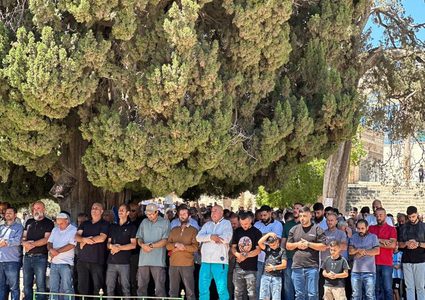 عشرات الآلاف يؤدون صلاة الجمعة في المسجد الأقصى المبارك