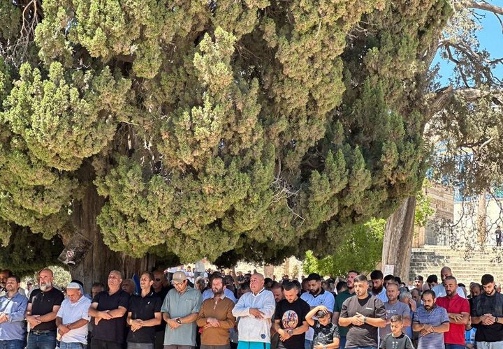 عشرات الآلاف يؤدون صلاة الجمعة في المسجد الأقصى المبارك