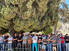 عشرات الآلاف يؤدون صلاة الجمعة في المسجد الأقصى المبارك