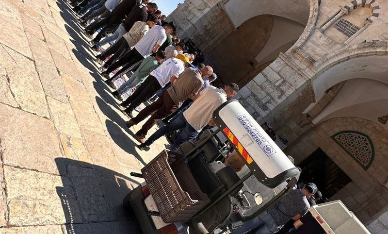 عشرات الآلاف يؤدون صلاة الجمعة في المسجد الأقصى المبارك