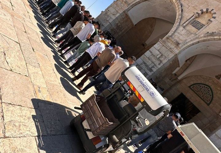 عشرات الآلاف يؤدون صلاة الجمعة في المسجد الأقصى المبارك