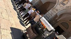 عشرات الآلاف يؤدون صلاة الجمعة في المسجد الأقصى المبارك