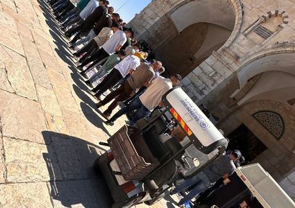 عشرات الآلاف يؤدون صلاة الجمعة في المسجد الأقصى المبارك