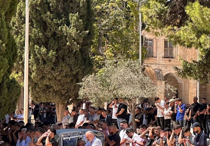 عشرات الآلاف يؤدون صلاة الجمعة في المسجد الأقصى المبارك