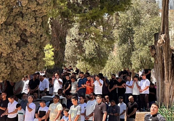 عشرات الآلاف يؤدون صلاة الجمعة في المسجد الأقصى المبارك