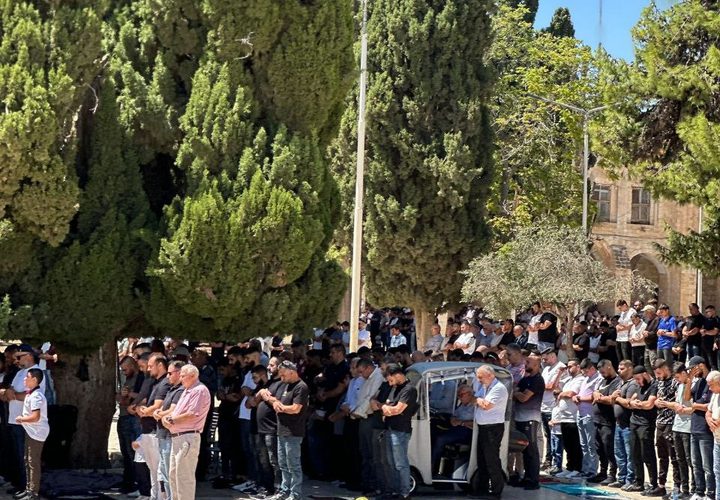 عشرات الآلاف يؤدون صلاة الجمعة في المسجد الأقصى المبارك