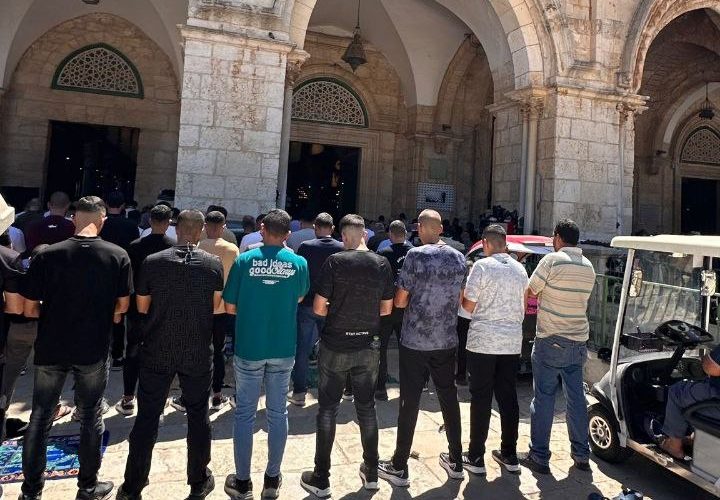 عشرات الآلاف يؤدون صلاة الجمعة في المسجد الأقصى المبارك