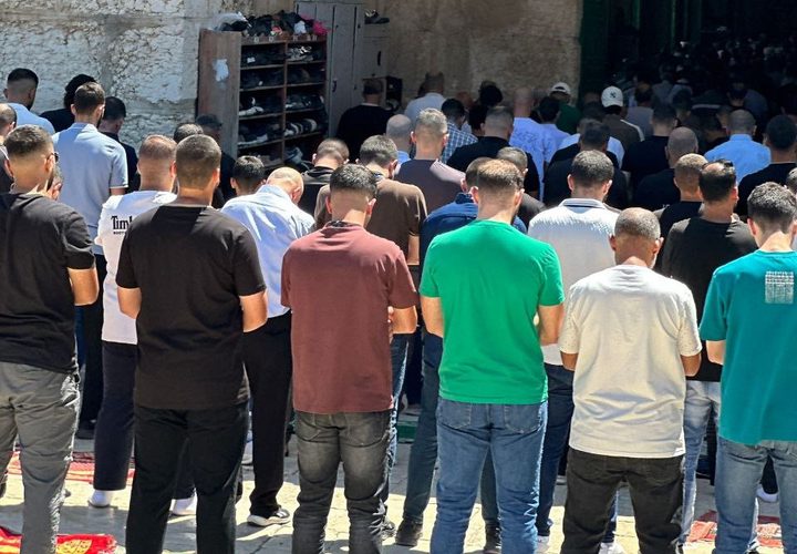 عشرات الآلاف يؤدون صلاة الجمعة في المسجد الأقصى المبارك