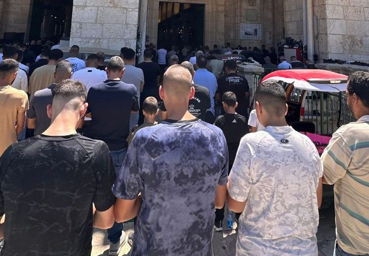 عشرات الآلاف يؤدون صلاة الجمعة في المسجد الأقصى المبارك