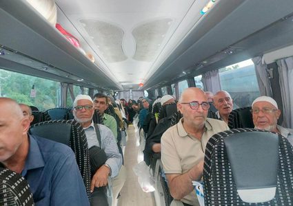 عدد من الأهالي يشدون الرحال من مدينة الناصرة بالداخل المحتل، إلى المسجد الأقصى المبارك لأداء الصلوات والرباط فيه.