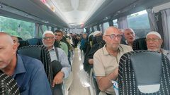 عدد من الأهالي يشدون الرحال من مدينة الناصرة بالداخل المحتل، إلى المسجد الأقصى المبارك لأداء الصلوات والرباط فيه.