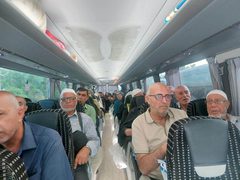 عدد من الأهالي يشدون الرحال من مدينة الناصرة بالداخل المحتل، إلى المسجد الأقصى المبارك لأداء الصلوات والرباط فيه.