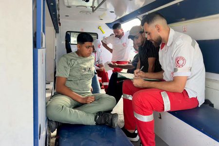 إجلاء 61 مريضا و 65 مرافقا عبر معبر رفح بالتنسيق مع الصحة العالمية