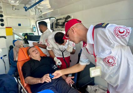 إجلاء 61 مريضا و 65 مرافقا عبر معبر رفح بالتنسيق مع الصحة العالمية.