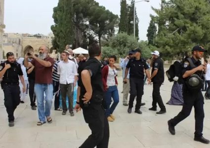 124 مستوطنًا يقتحمون المسجد الأقصى