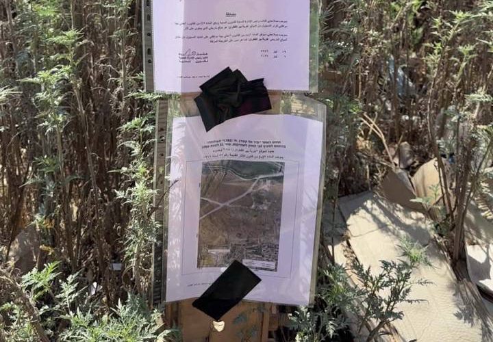 قوات الاحتلال توزع إخطارات في المنطقة الصناعية الغربية لدير شرف غربي نابلس