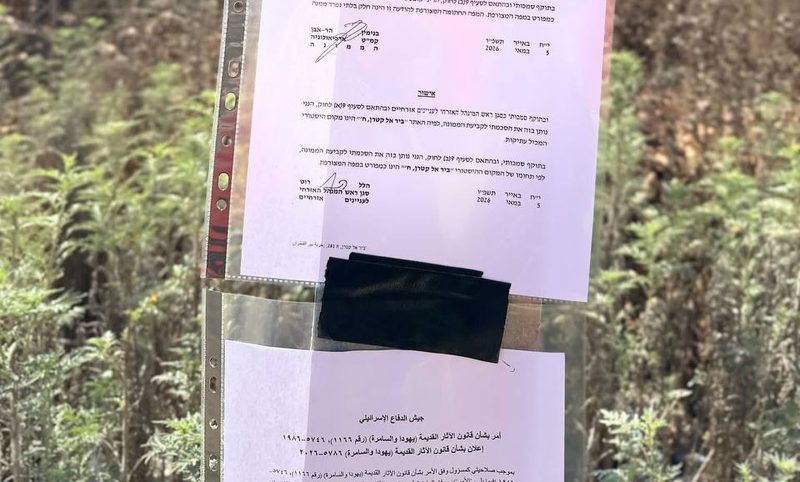 قوات الاحتلال توزع إخطارات في المنطقة الصناعية الغربية لدير شرف غربي نابلس