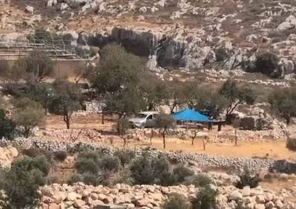 مستوطنون ينصبون خيمة على "جبل القرانع" في دير أبو مشعل