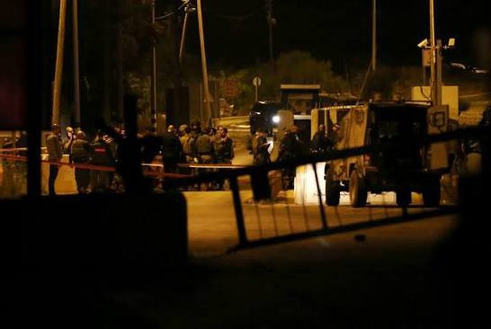 الاحتلال يطلق قنابل الغاز ويشدد إجراءاته العسكرية عند حاجز عين سينيا