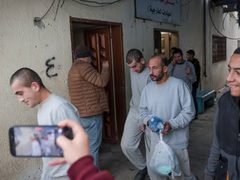 الاحتلال يفرج عن 12 معتقلا من سكان قطاع غزة