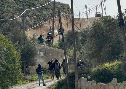 مستوطنون يعتدون على مواطنين ويقطعون أعمدة كهرباء في بيتا وأوصرين