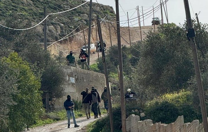 مستوطنون يعتدون على مواطنين ويقطعون أعمدة كهرباء في بيتا وأوصرين