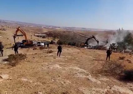 الاحتلال يهدم مساكن وحظائر أغنام في مسافر يطا