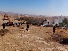 الاحتلال يهدم مساكن وحظائر أغنام في مسافر يطا