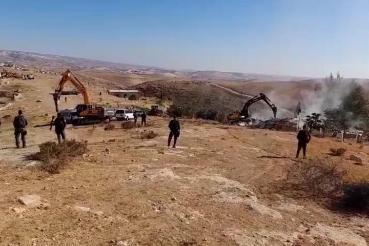 الاحتلال يهدم مساكن وحظائر أغنام في مسافر يطا