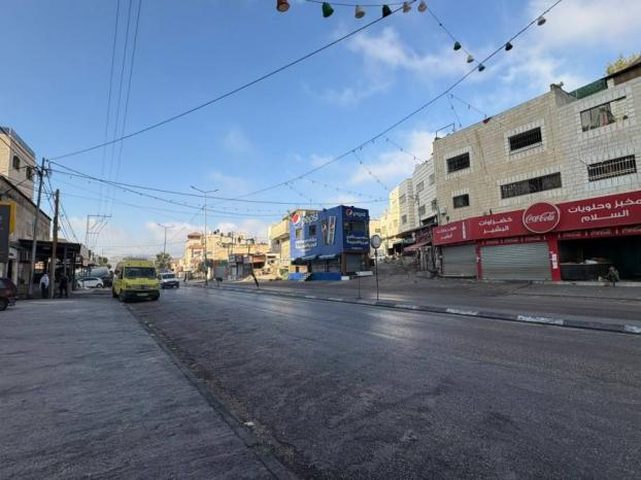 الاحتلال يغلق المحال التجارية في حوارة جنوب نابلس