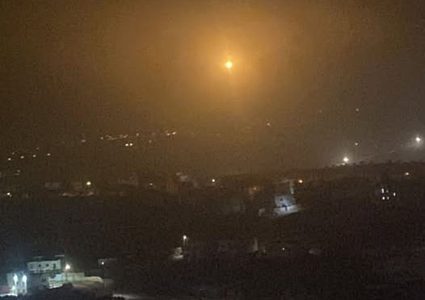 الاحتلال يحاصر منزلا في عقربا ويطلق النار وقذيفة «إنيرجا» باتجاهه