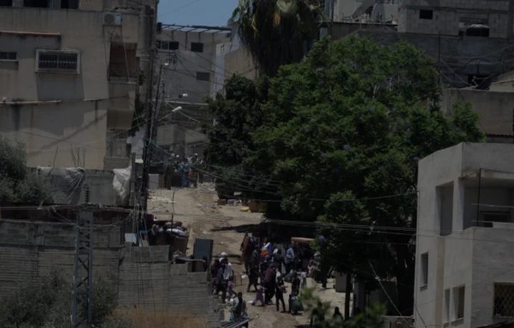 الاحتلال يجبر سكان منازل مقابلة لمخيم طولكرم على إخلائها